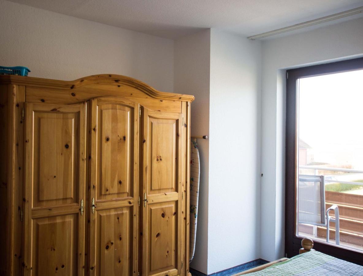 Ferienwohnungen-Neue-Tiefe-Wohnung-Kleiderbuegel Neue Tiefe Fehmarn Exteriör bild