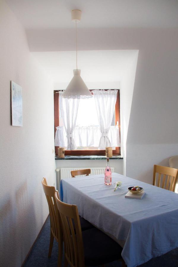 Ferienwohnungen-Neue-Tiefe-Wohnung-Kleiderbuegel Neue Tiefe Fehmarn Exteriör bild